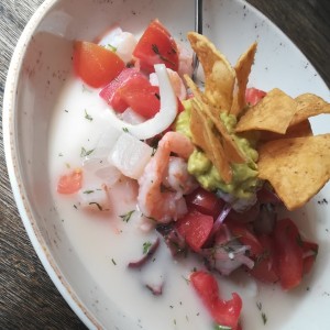 Ceviche (mixto) al aguacate.