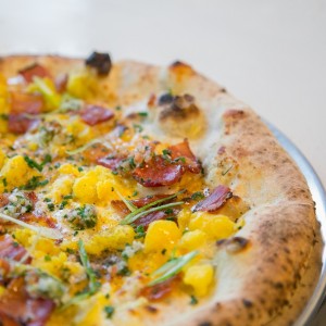 pizza de desayuno: huevo, tocineta, queso crema, papa criolla.