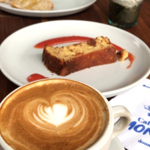 Latte y torta de almojabana 