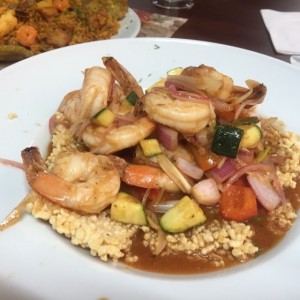 cucayo de arroz, verdura al wok langostinos en salsa Thai