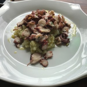 Entrada.  pulpo con papa .delicioso 