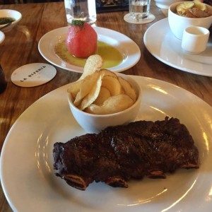 Asado de tiras con papa chip y tomate 