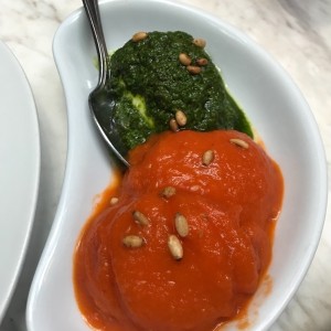 Mozzarella con pesto y tomates 