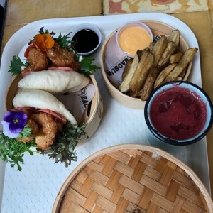 Bao de camaron con papas fritas