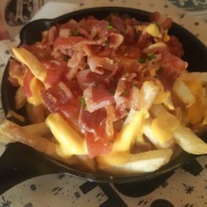 papitas con cheddar y tocineta