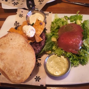hamburguesa Philadelphia con ensalada