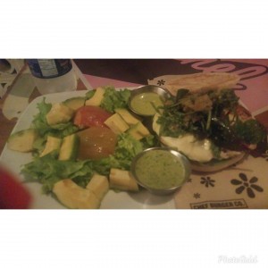 hamburgesa de pollo con ensalada