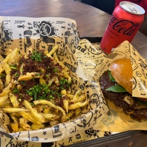 Hamburguesa de queso azul y papas origen 