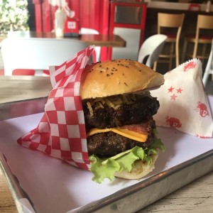 La generala. (hamburguesa de punta de anca, ensalada y salsa de ajíes) 