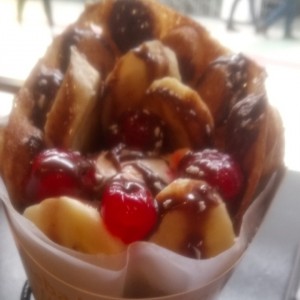 Bubble Waffle de banano, cereza y helado de vainilla 
