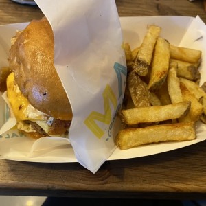 Hamburguesa policarpa con papas
