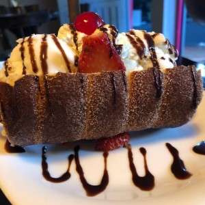 Delicioso Kurto dulce con banano y crema con un toque de nutella