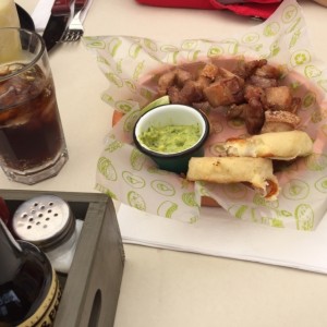 Entrada de chicharrones con espectaculares arepas