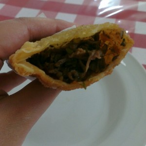 Empanada picante con carne desmechada