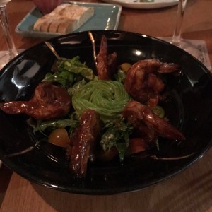 langostinos al fuego con reduccion de tamarindo y mezclum de aguacate
