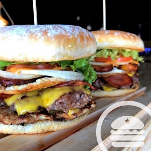 Hamburguesa poderosa, engallada con huevo, maduritos fritos, y tocineta.