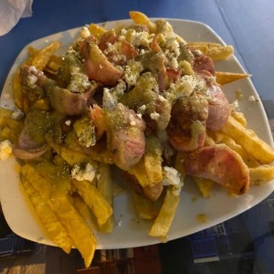 Salchipapa griega (entrada)