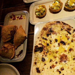 samosas de cordero, garlic Nam y canastas con garbanzo y paneer