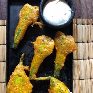 flores de zuccini rellenas de quesonde cabra y aguacate