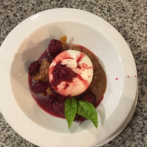 burrata caliente con arequipe y moras