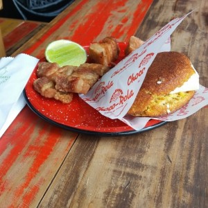 Chicharrón con choco-rola.