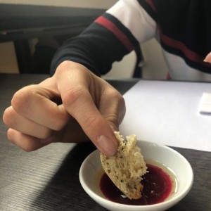 Cortesia de la casa: Pan de hierbas y vinagreta de aceite de albahaca y remolacha.