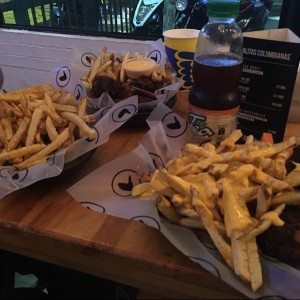 alitas y papas con queso cheddar