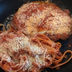 miti miti Milanesa de res a la parmesana y fetuccini con vodka