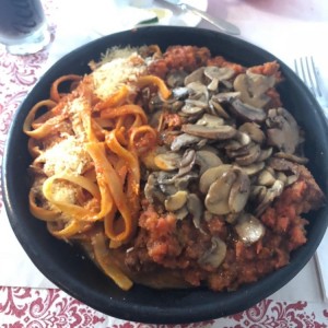 miti miti fetuccine al vodka y milanesa denpollo champi-boliche