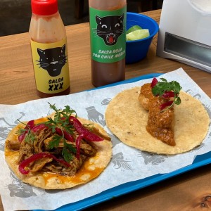 panucho de cochinita y taco de camaron