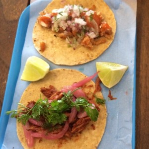 tacos de chicharron (arriba) y cochinita pibil (abajo)