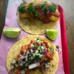 taco de camarones y chicharron ahumado