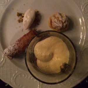 profiteroles cannoli y tiramisu