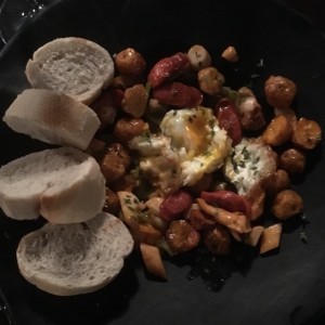 huevos estrellados con cardoncello y chistorra