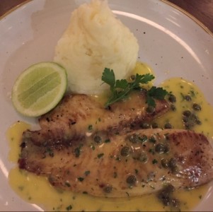 Corvina con alcaparras