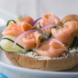 bagel de salmón ahumado. 