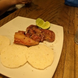 Chicharrones con arepa 