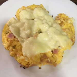 Huevos con jamón y queso