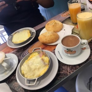 desayuno con pan de bono