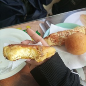 Arepa boyacense, buñuelo y dedo de queso. 