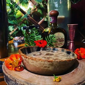 Coctel a base de mezcal, tamarindo, borojo