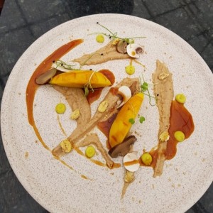 jiaosi de papa criolla con aji de mani y dashi