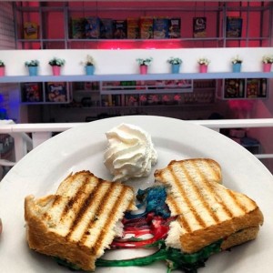 Rainbow Grilled Cheese: receta de la casa con queso Mozarella de arcoiris.