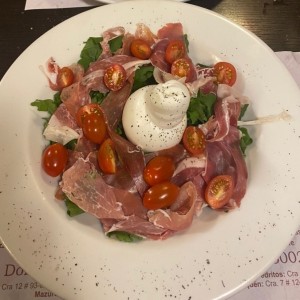 Ensalada de jamon serrano y buffala 