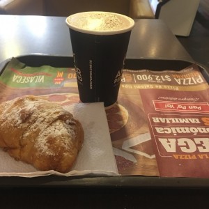 Croissant de almedras y Cappuccino 
