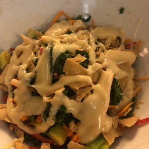 ensalada De Kale con adereso de tahine