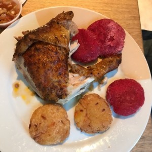 pollo deli con arepa de remolacha