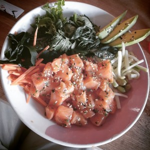 Poke de salmón