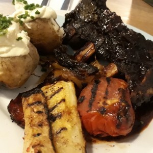 Asado de tira con vegetales y papas horneadas