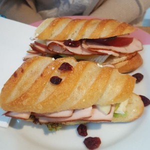 Sandwich de pechuga de pavo con queso brie y manzana